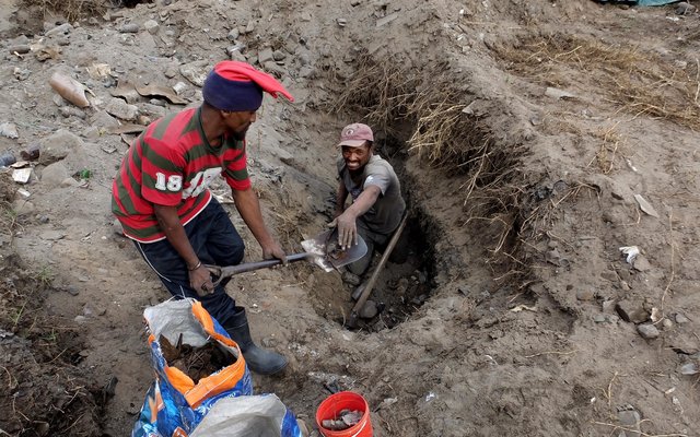 'n Paar delwers hard aan die werk om te kyk watter "skatte" hulle vandag dalk kan uitgrawe.